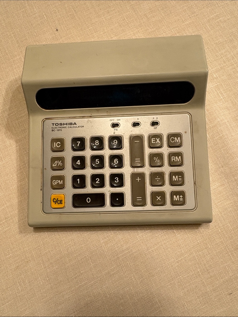 Toshiba desk top calculator. Works on batteries. Batteries included